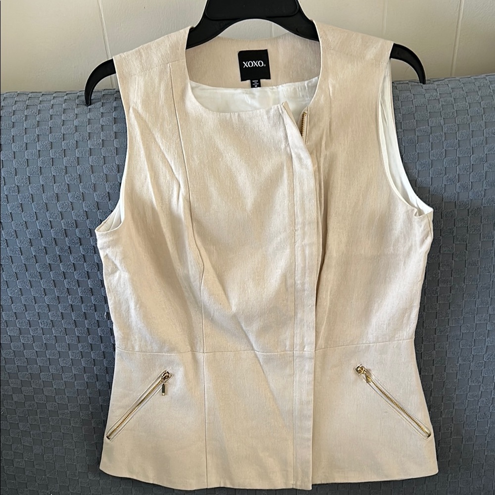 XOXO Women's Cream Sleeveless Jacket Size M. Gold zippers. White lining.
